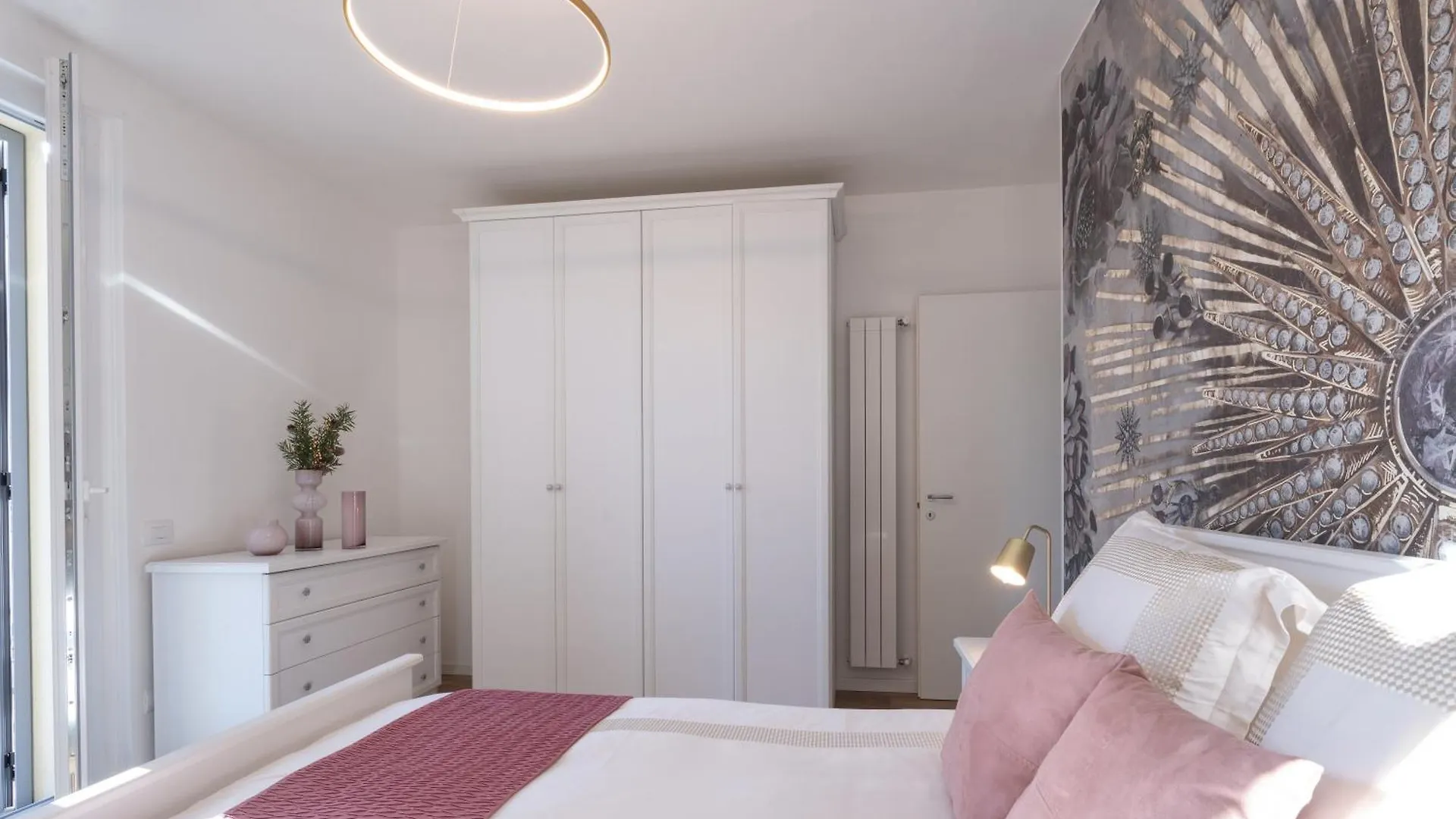 Lora Diamond Suite ,Free Parking, Self Check In,3 Como 0*,