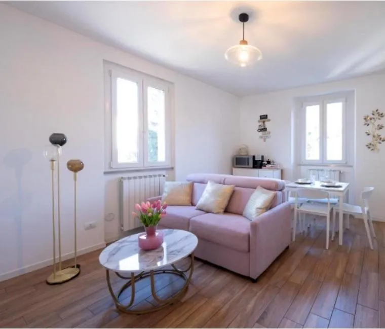 Appartement Lora Diamond Suite ,Free Parking, Self Check In,3 Como Italië